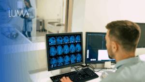 Profesional médico usando un sistema informático protegido con autenticación multifactor en un entorno clínico digital