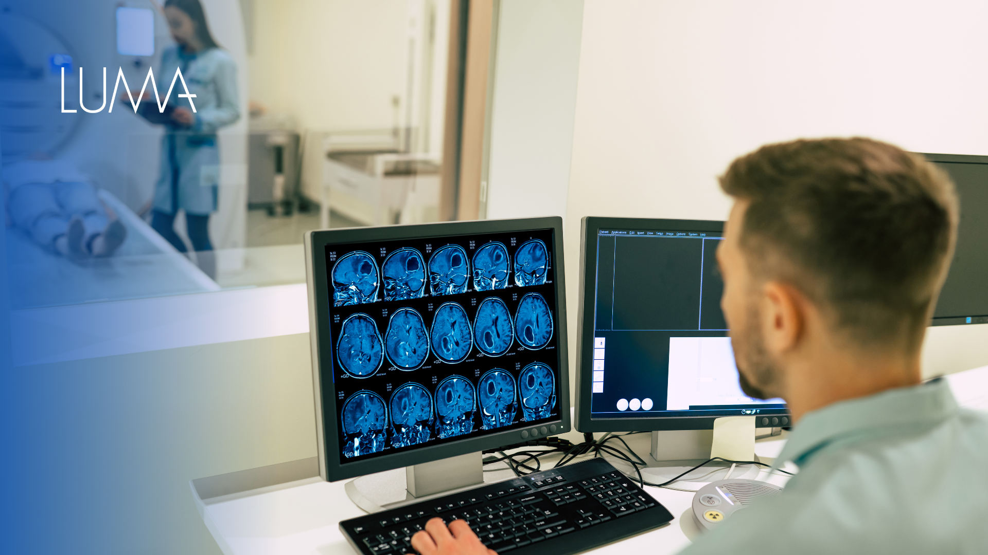 Profesional médico usando un sistema informático protegido con autenticación multifactor en un entorno clínico digital