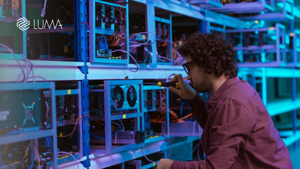 Servidores de infraestructura de GPU para IA en un centro de datos iluminado.