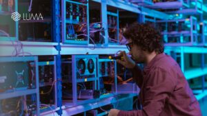 Servidores de infraestructura de GPU para IA en un centro de datos iluminado.