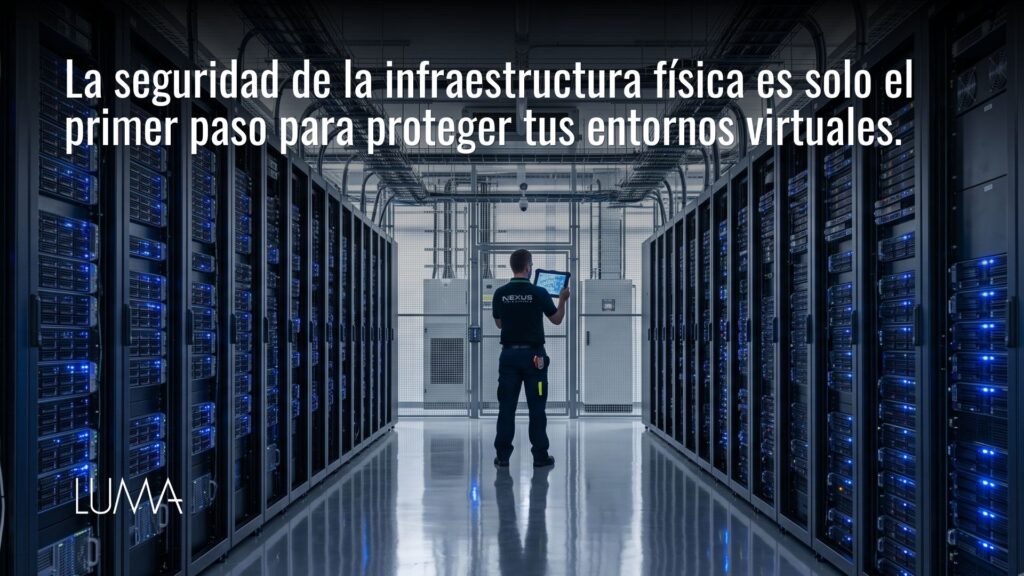 Ingeniero técnico supervisando racks de servidores físicos en un centro de datos moderno para garantizar la seguridad en la nube.