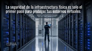 Ingeniero técnico supervisando racks de servidores físicos en un centro de datos moderno para garantizar la seguridad en la nube.